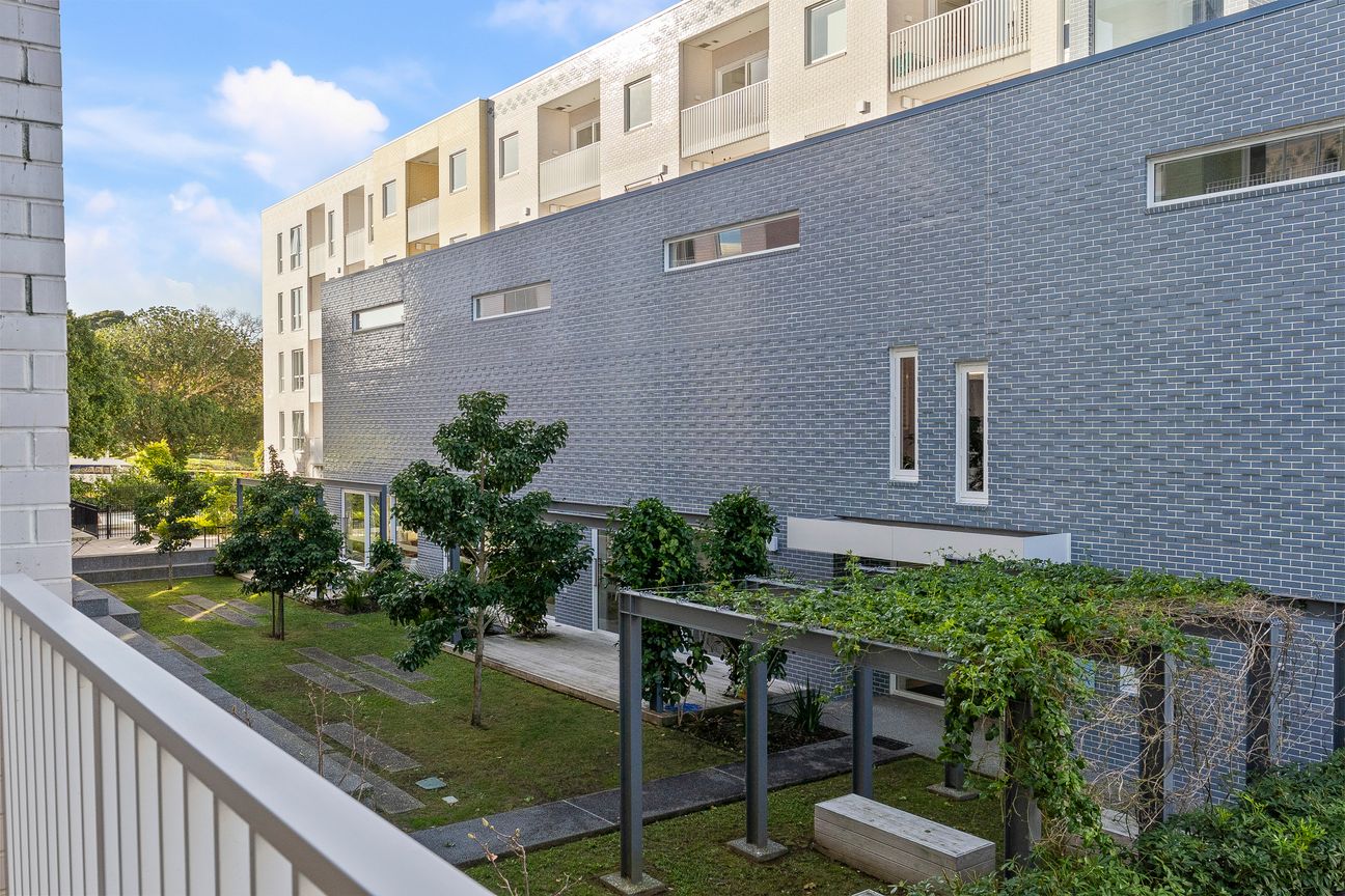 THREE-BEDROOM CORNER APARTMENT! - Vista 5