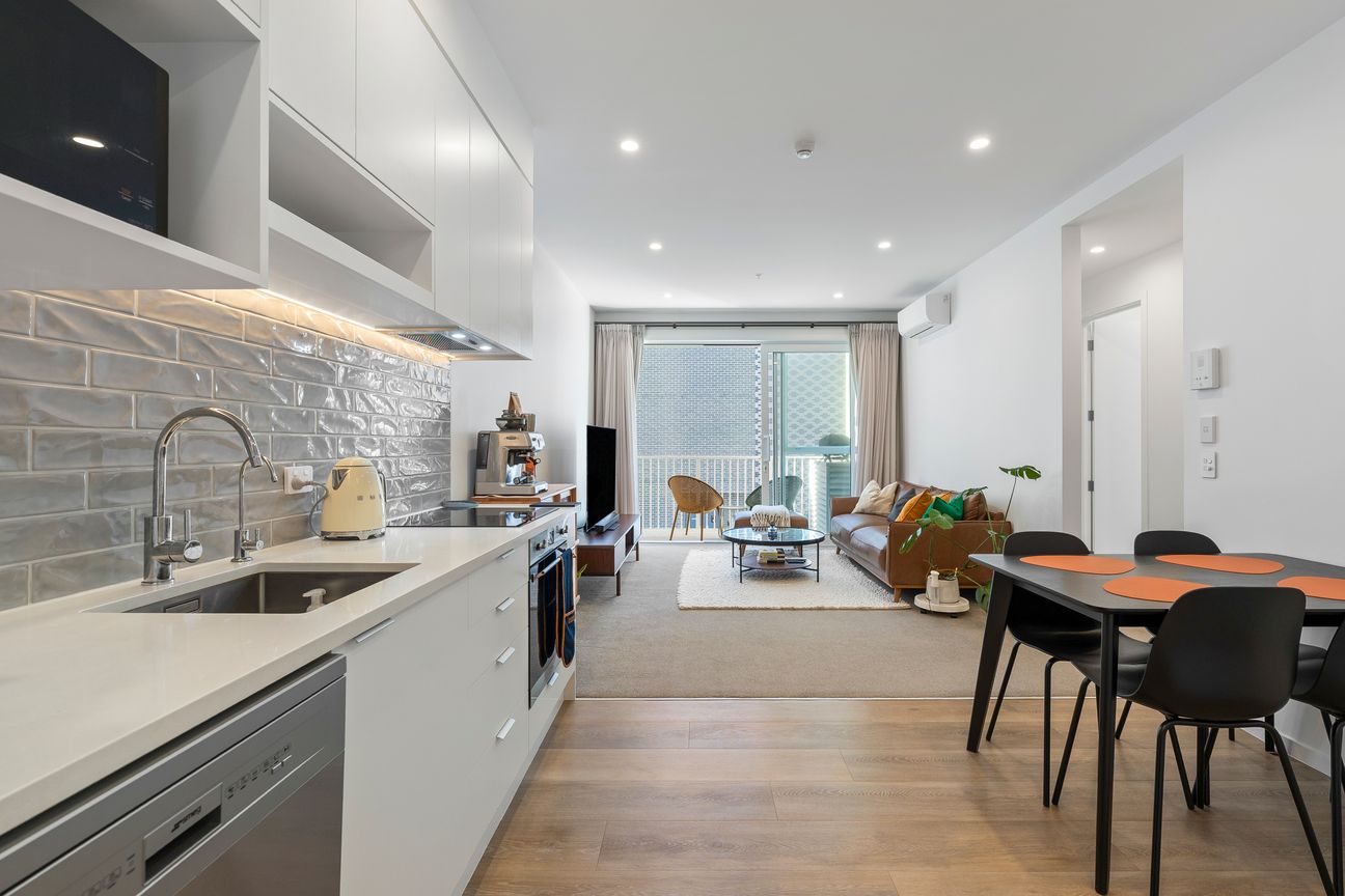THREE-BEDROOM CORNER APARTMENT! - Vista 2