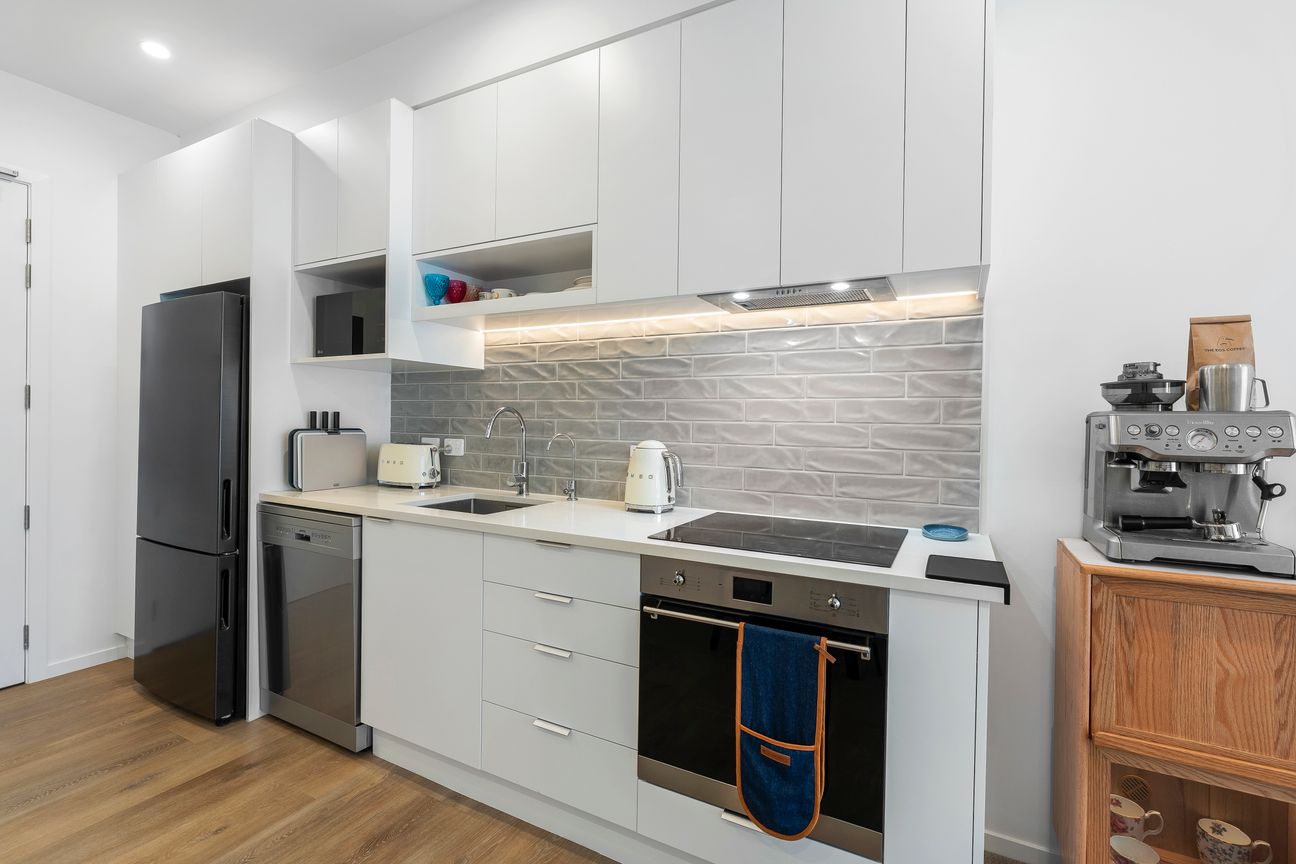 THREE-BEDROOM CORNER APARTMENT! - Mais