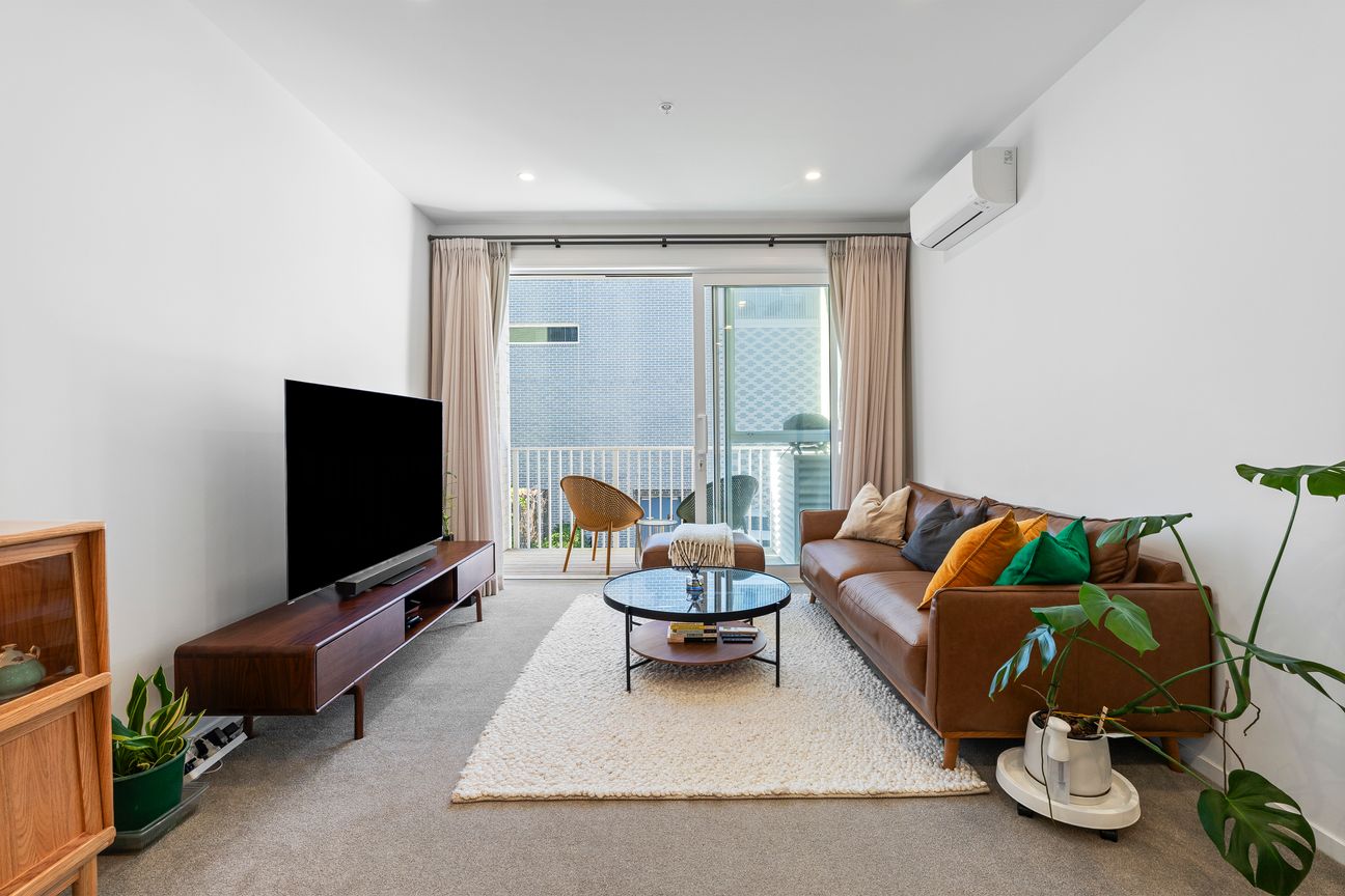 THREE-BEDROOM CORNER APARTMENT! - Vista 3