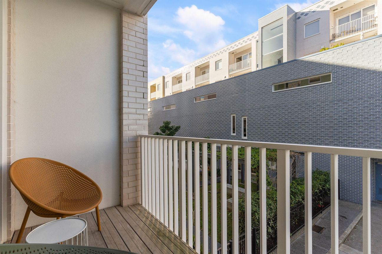 THREE-BEDROOM CORNER APARTMENT! - Vista 4