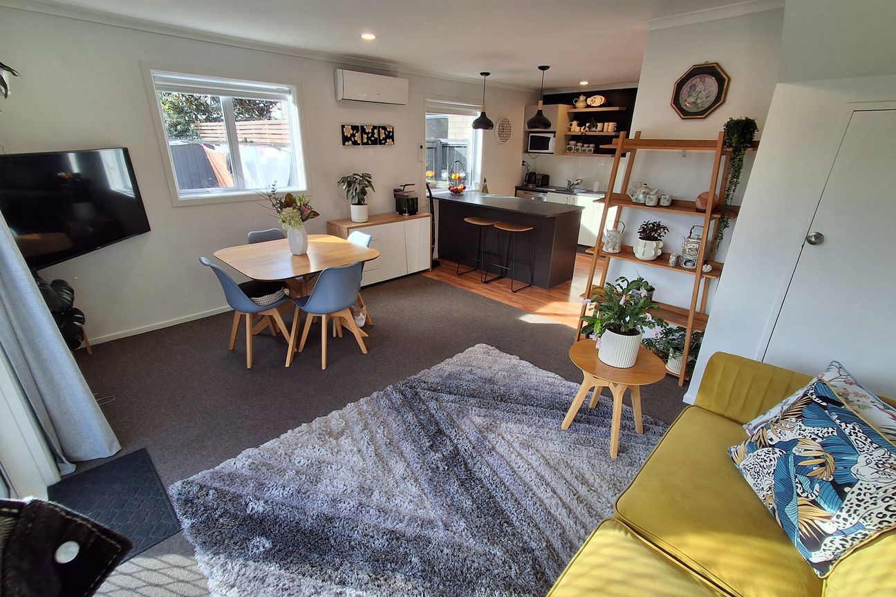 Renovated, Sunny with Super Sized Garden - Vista 6
