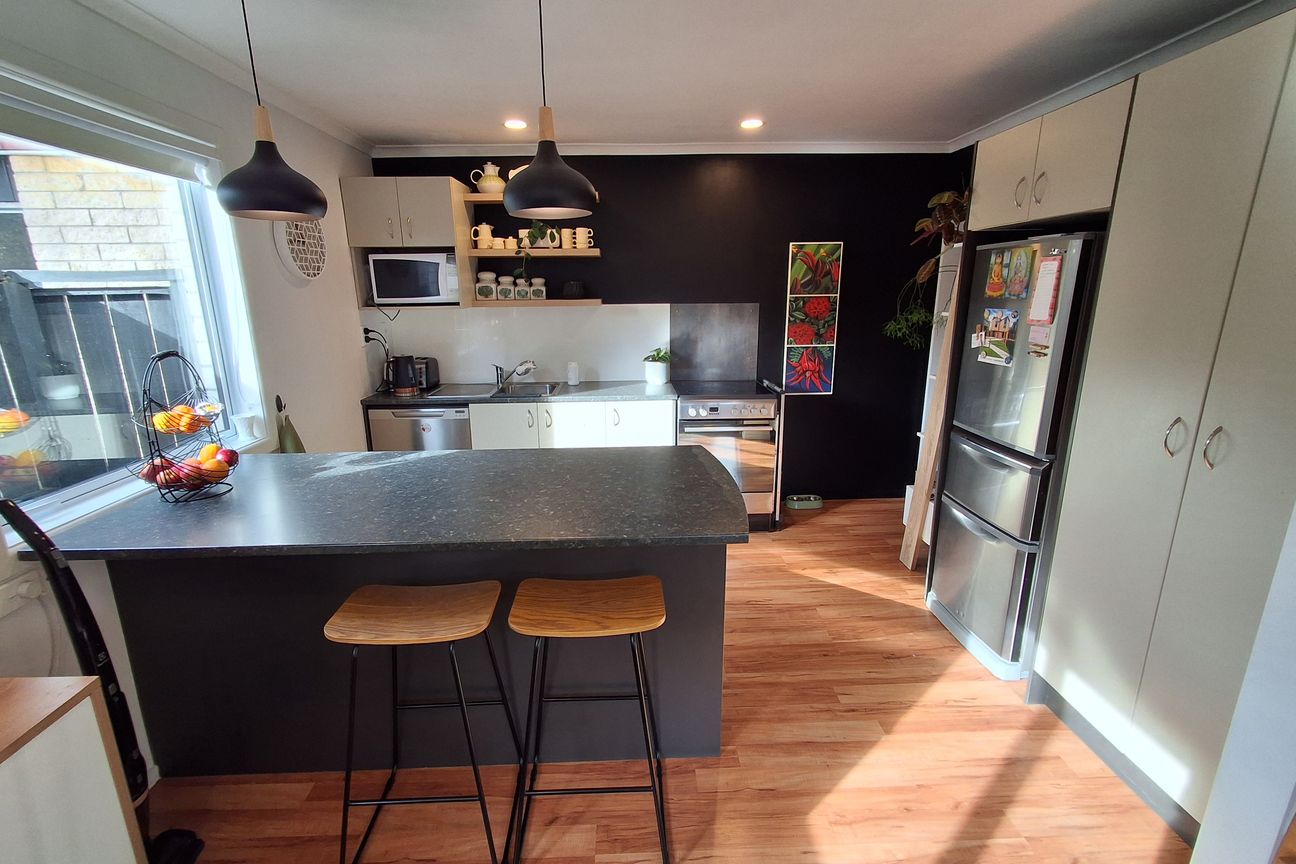 Renovated, Sunny with Super Sized Garden - Vista 2