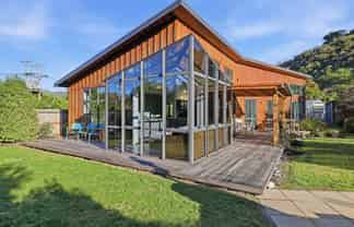 36 Beach Road, Long Beach