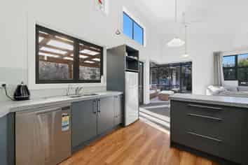 36 Beach Road, Long Beach