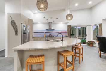 6 Ascot Vale, Tikitere