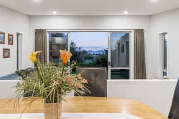 6 Ascot Vale, Tikitere