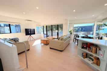 2/4 Rogers Avenue, Eastern Beach