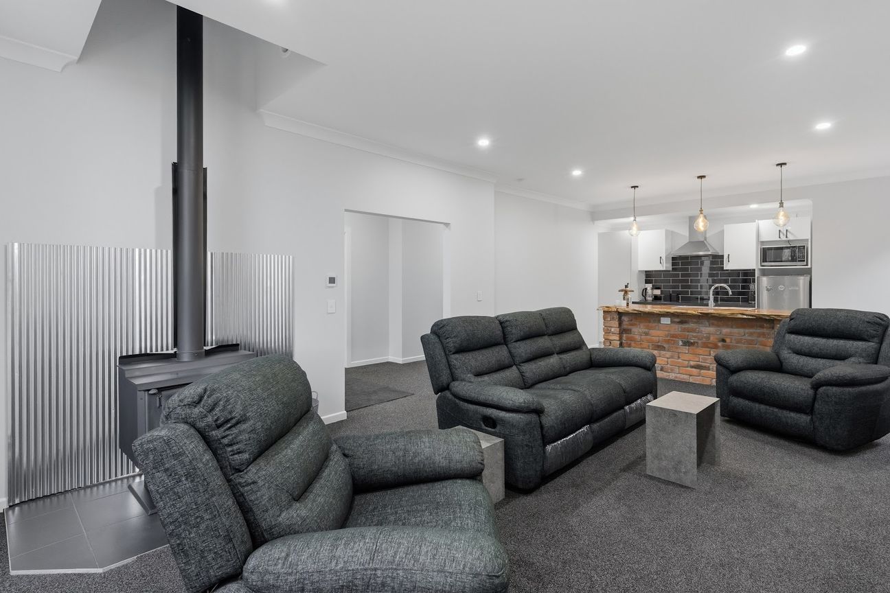 Renovated and Ready With Large Garaging! – pohled 2
