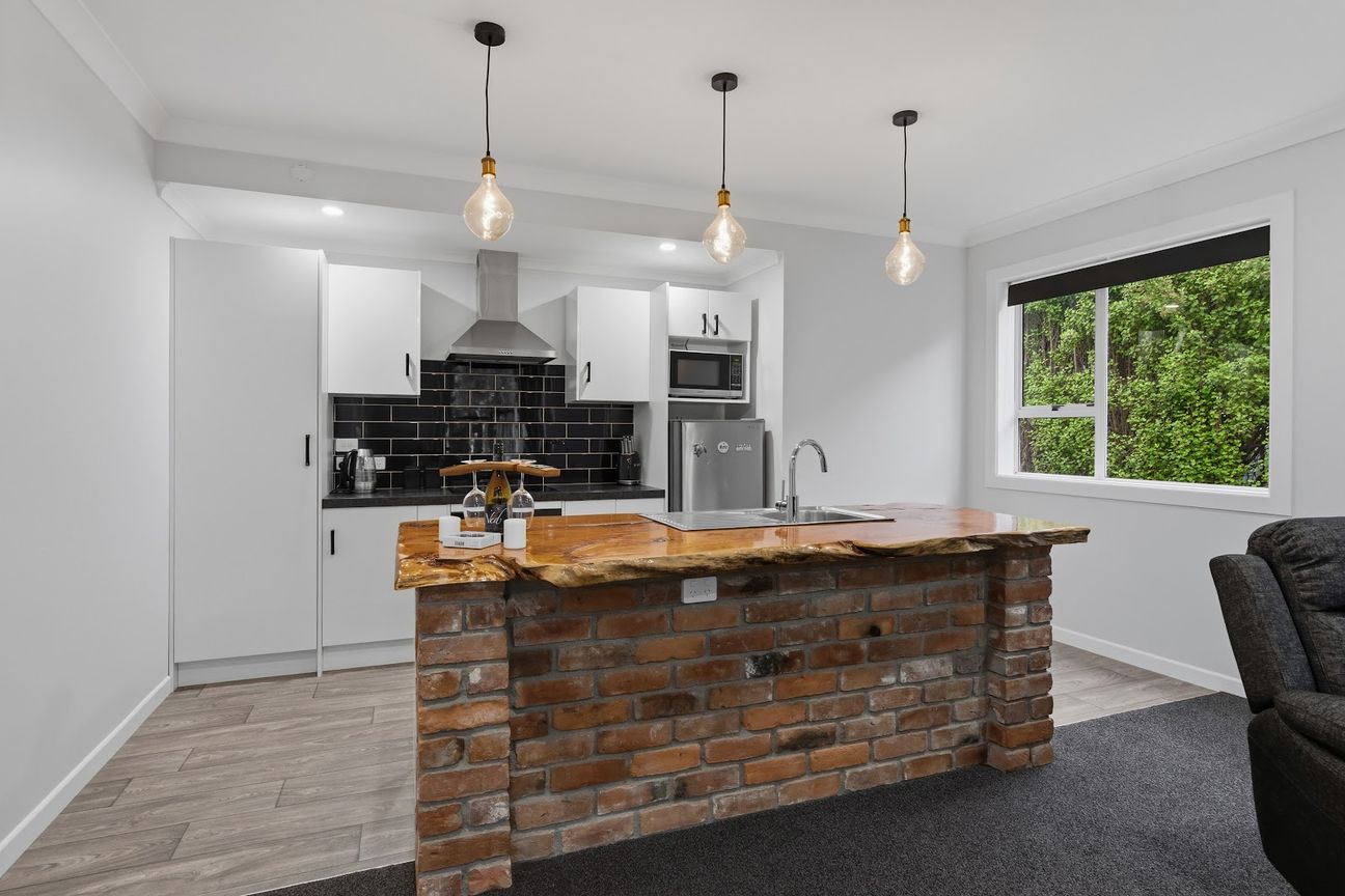 Renovated and Ready With Large Garaging! – další