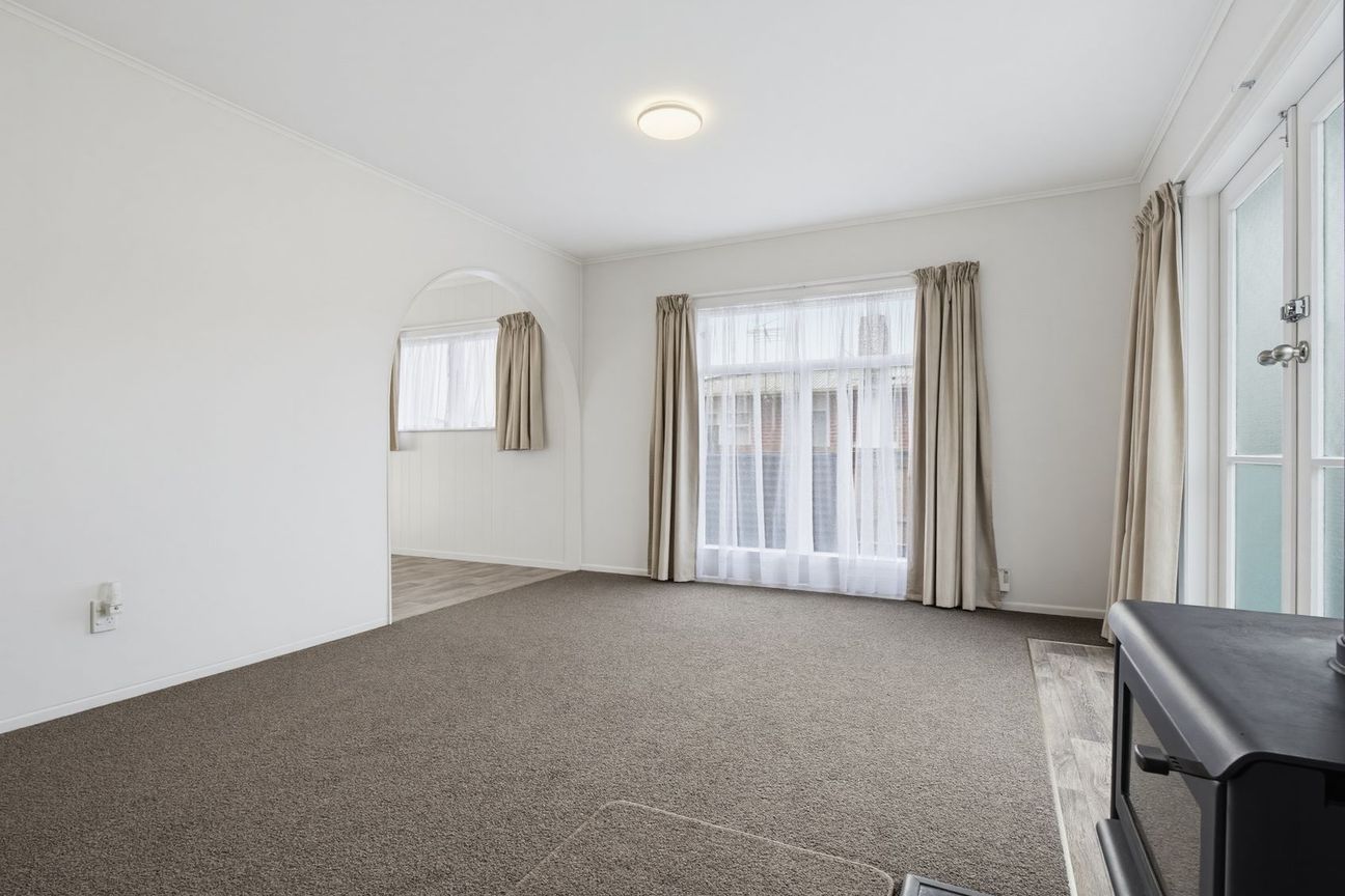 Impeccably Renovated, Sunny, Move-In Ready - Más
