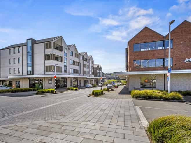 Last super lot in Long Bay village