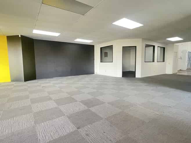 Functional office and warehouse in prime location