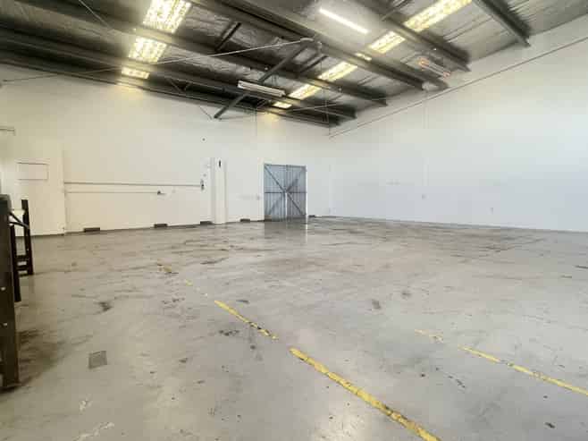 Functional office and warehouse in prime location