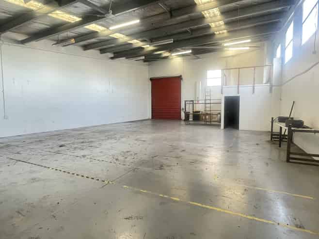 Functional office and warehouse in prime location