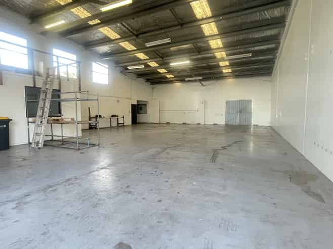 Functional office and warehouse in prime location