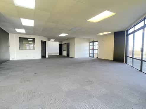 Functional office and warehouse in prime location