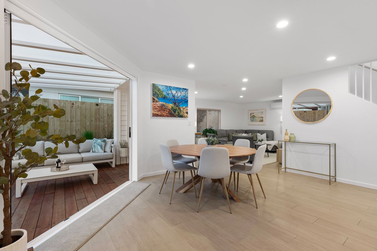 Fully Renovated by the Beach - Bild 2