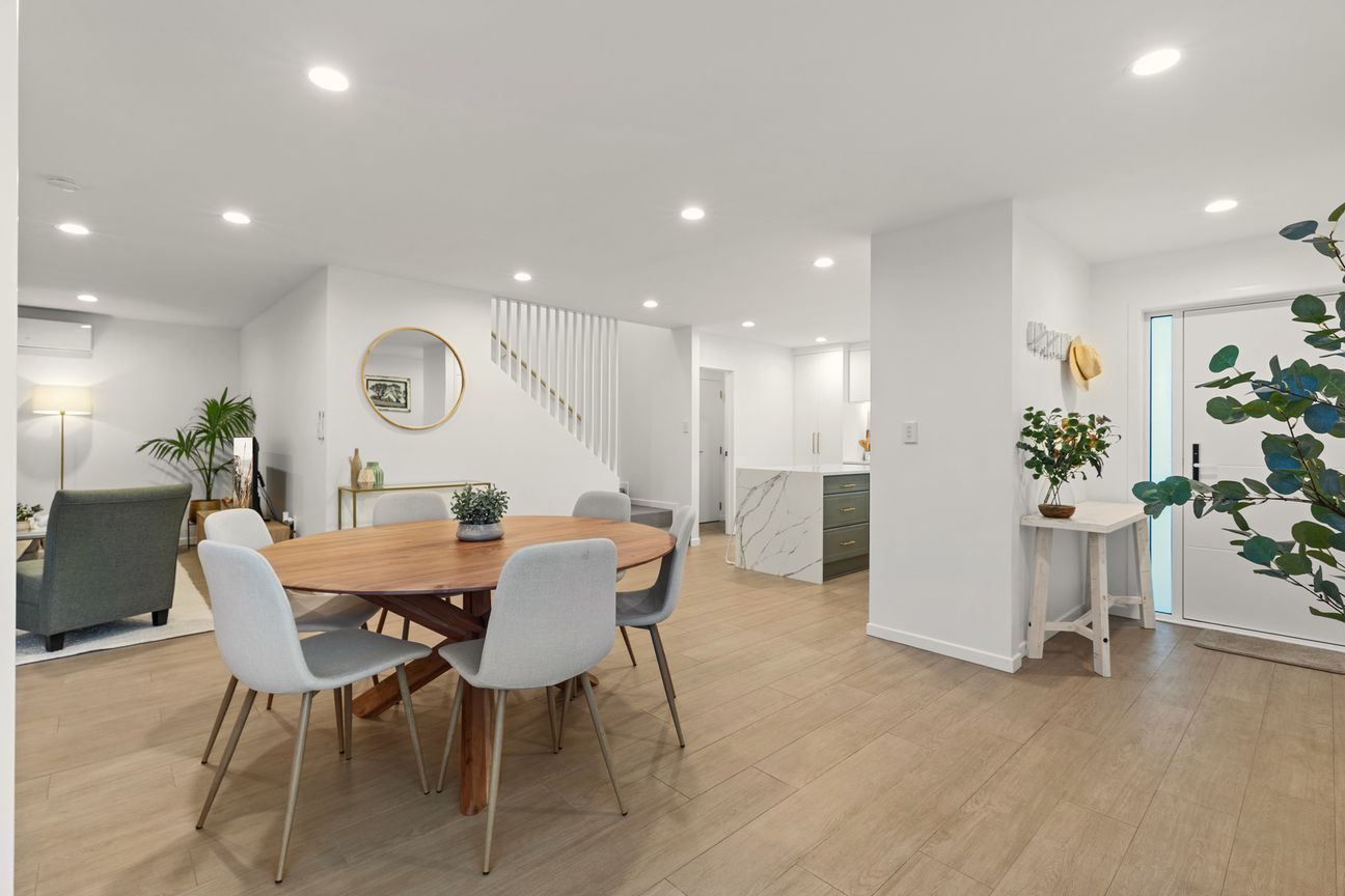 Fully Renovated by the Beach - Bild 3