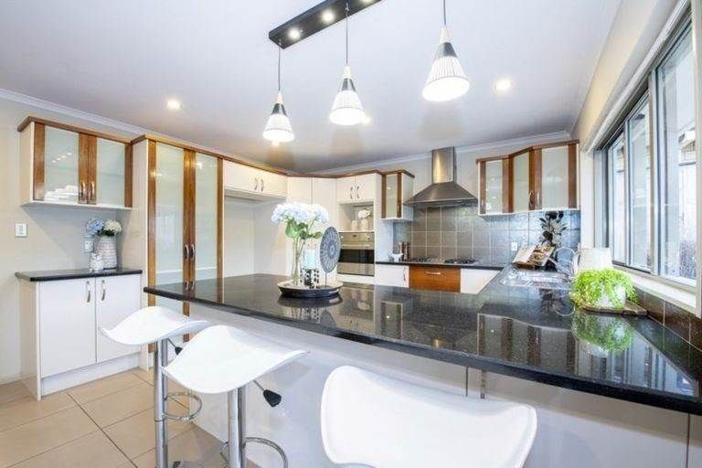 Convenient 5 Bedroom Family Home - Więcej