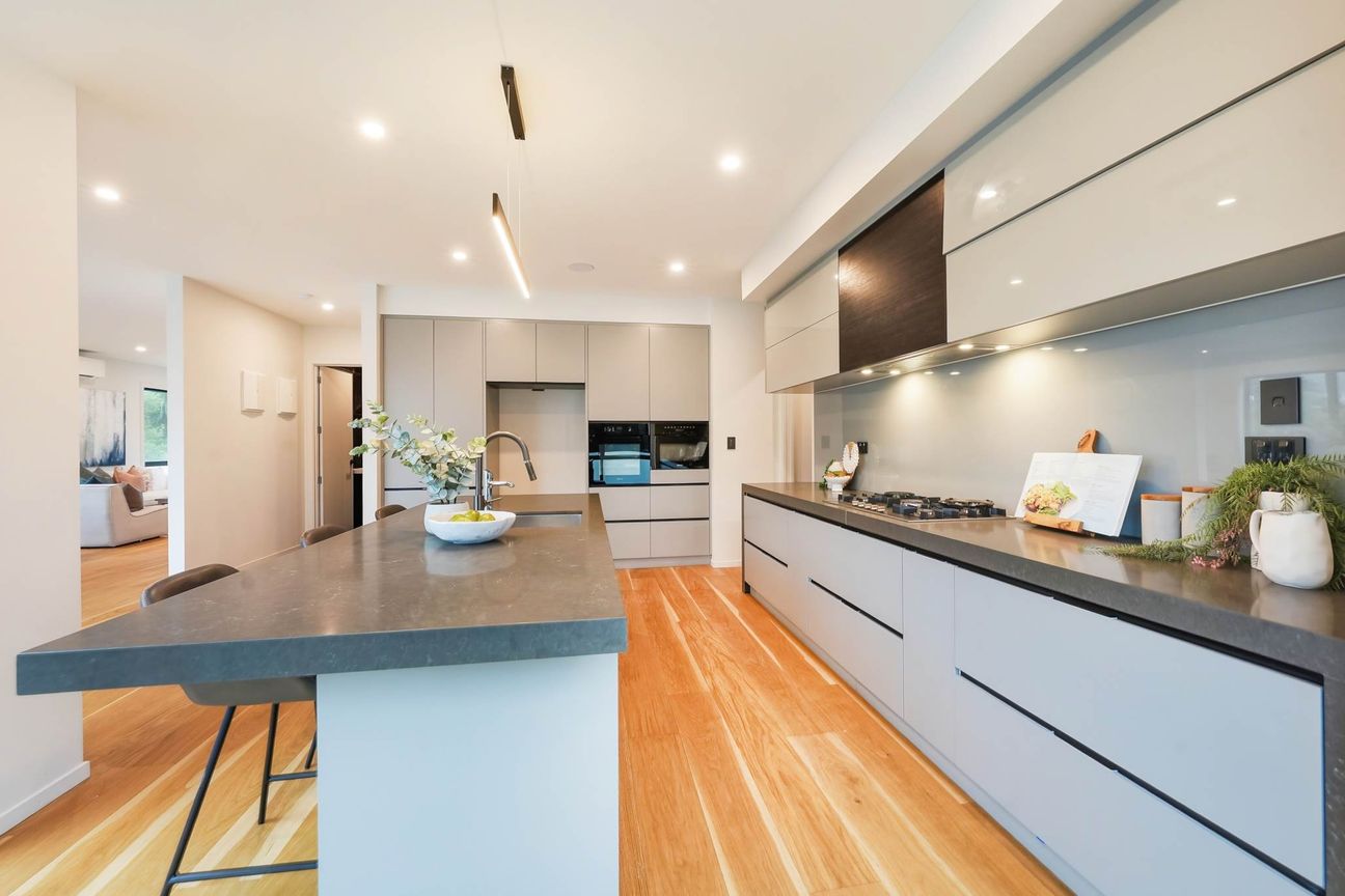 Luxury Coastal Living in Prestigious Macleans Zone - Більше