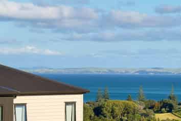 16 Pakirikiri Street, Long Bay