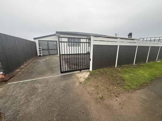 2/77 Templeton Place, Clendon Park