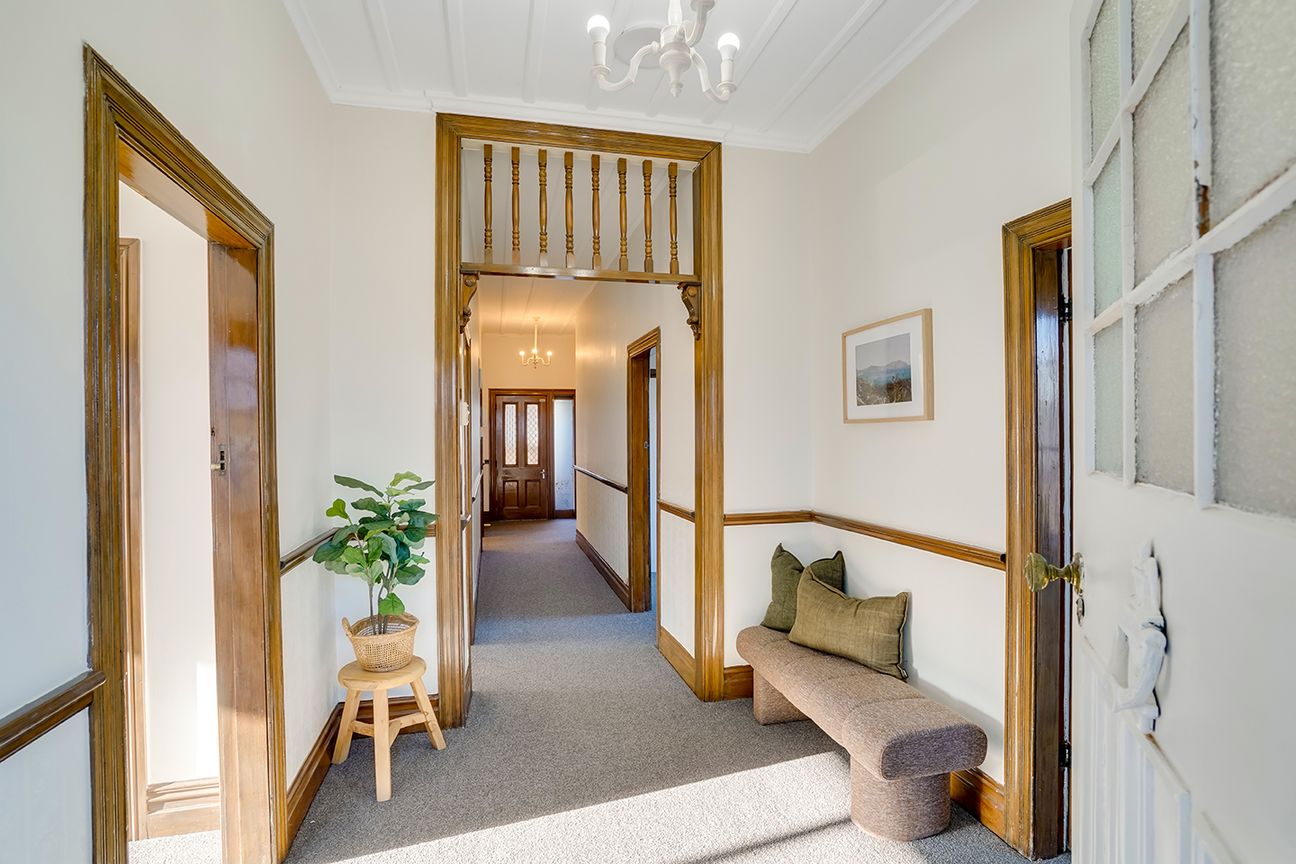 Character Charm Meets Expansive Modern Living - Ansicht 2