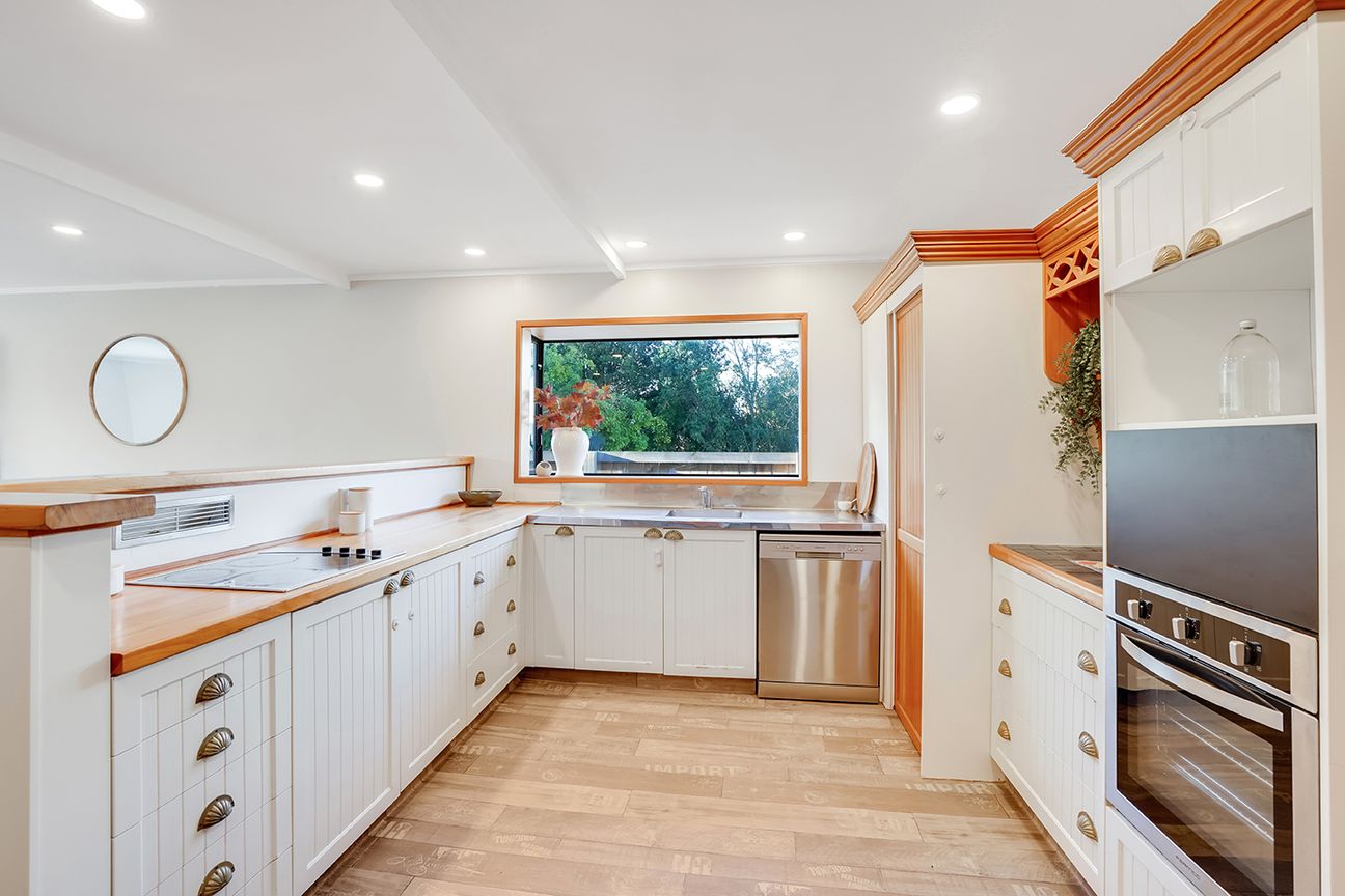Character Charm Meets Expansive Modern Living - Mehr