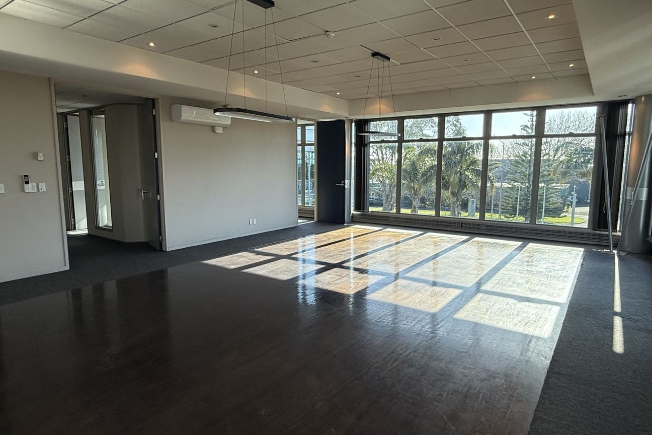 Functional warehouse with flexible office options - Mehr