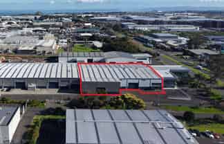 Functional warehouse with flexible office options