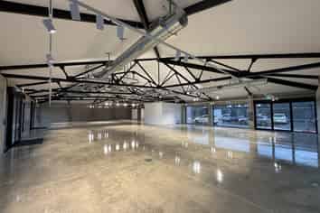 NEW HIGH-PROFILE CORNER SHOWROOM 
