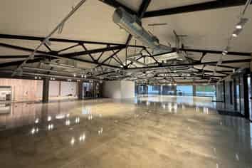 NEW HIGH-PROFILE CORNER SHOWROOM 
