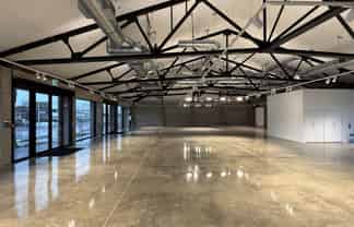 NEW HIGH-PROFILE CORNER SHOWROOM 
