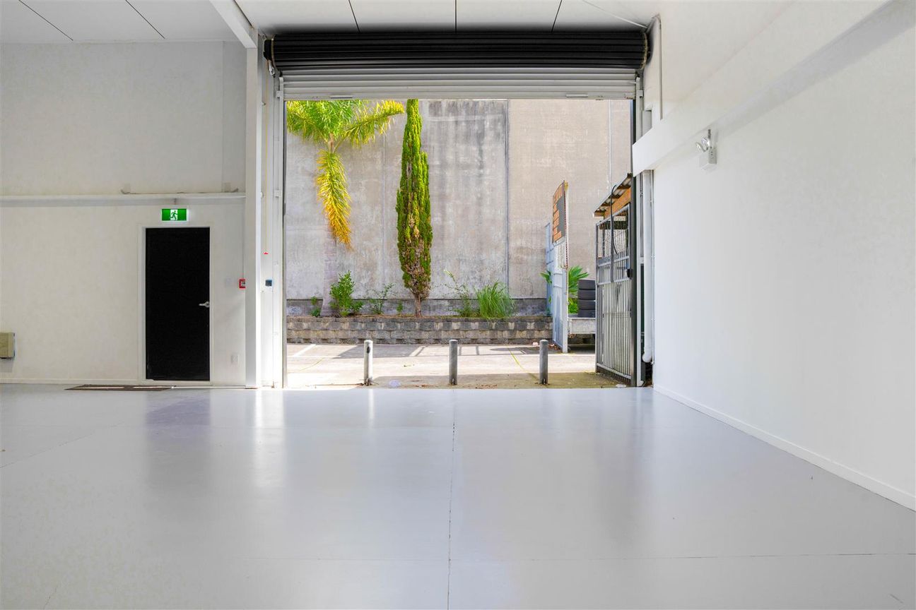 Beautifully Presented Warehouse/Showroom - Vue 5