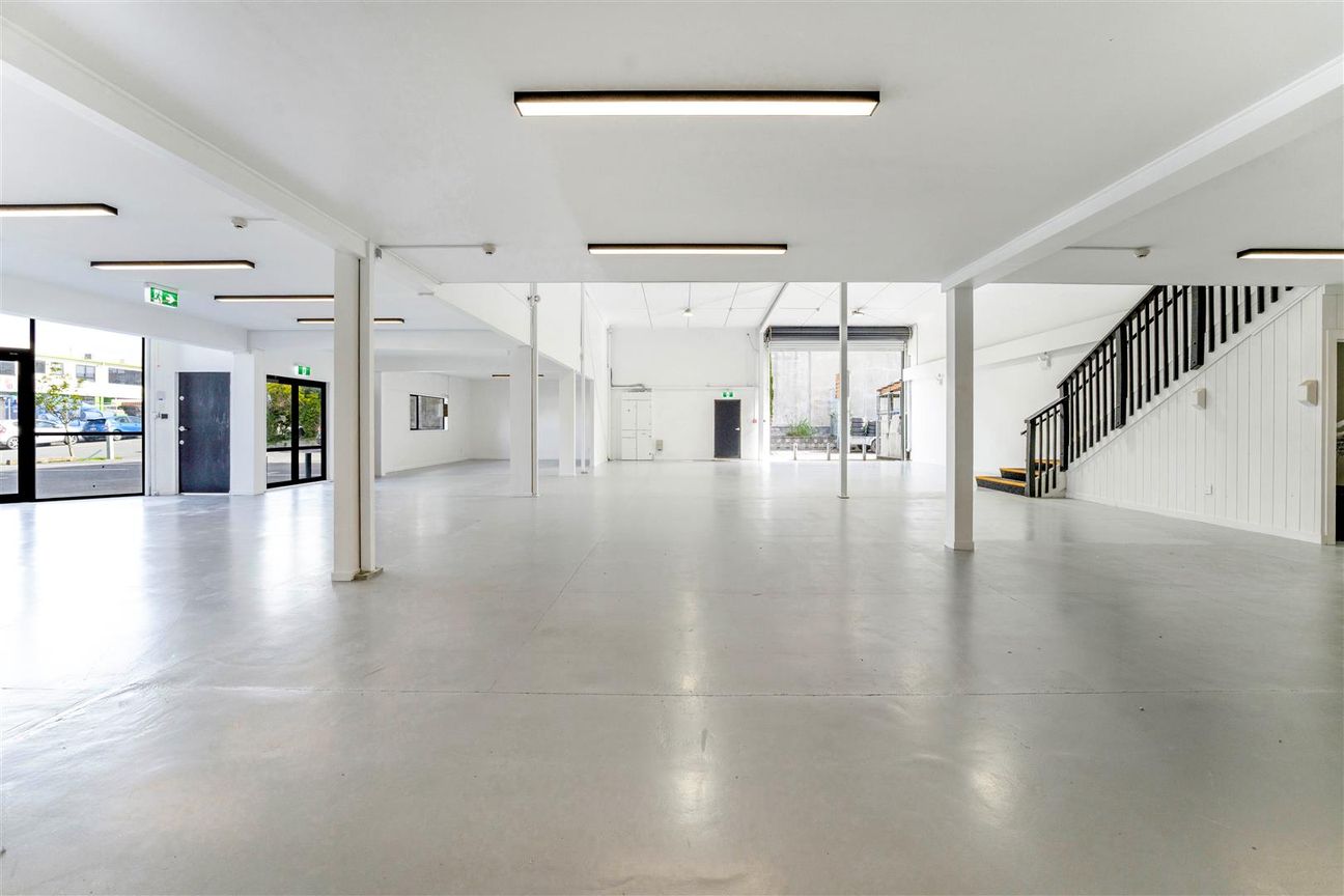 Beautifully Presented Warehouse/Showroom - Vue 3