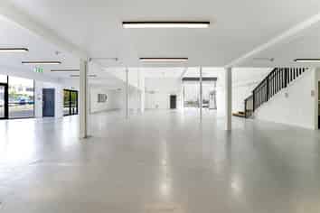 Beautifully Presented Warehouse/Showroom