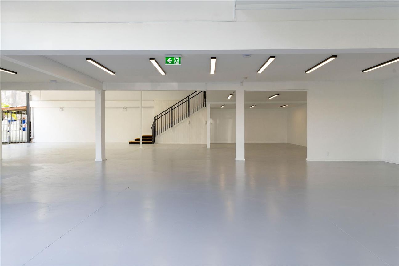 Beautifully Presented Warehouse/Showroom - Plus