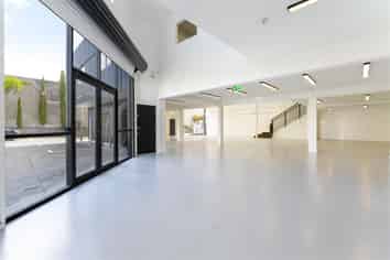 Beautifully Presented Warehouse/Showroom