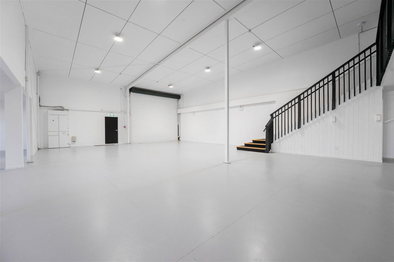 Beautifully Presented Warehouse/Showroom – pohled 3