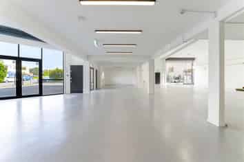 Beautifully Presented Warehouse/Showroom