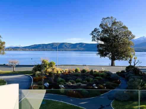 Rare Opportunity, Luxury Lakeview, Prime Location