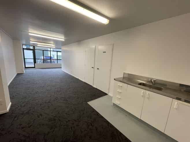 Tidy Albany unit – ready to occupy