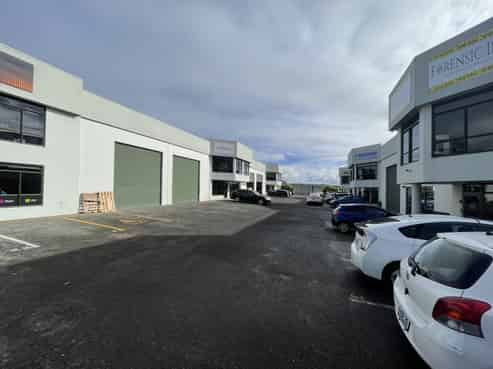 Tidy Albany unit – ready to occupy