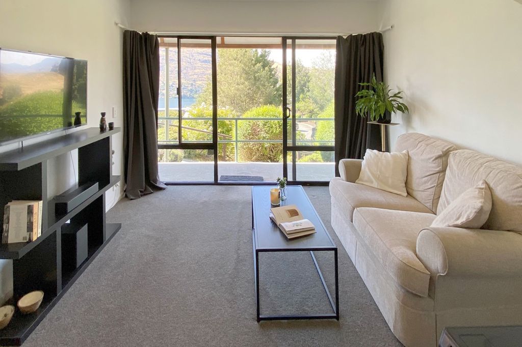 Two-Bedroom Apartment with Lake and Mountain Views 2