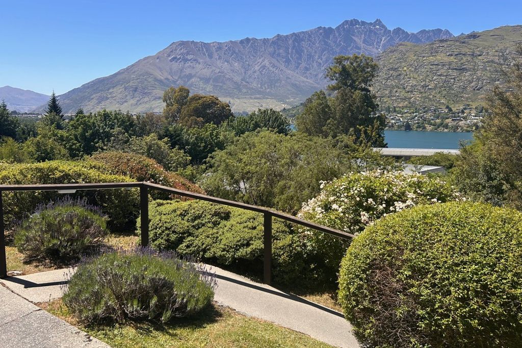 Two-Bedroom Apartment with Lake and Mountain Views 3