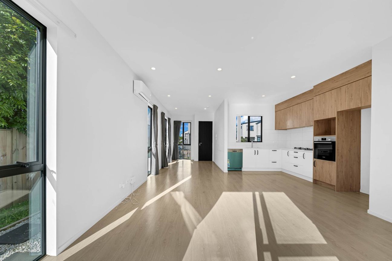 Freehold Corner Home in a Convenient Location – pohled 5