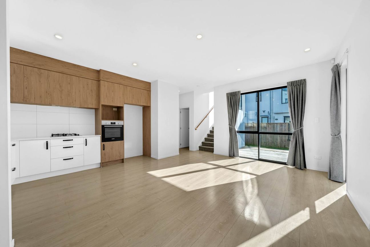 Freehold Corner Home in a Convenient Location – pohled 3