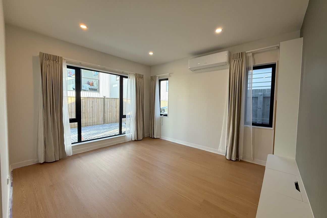Brand New & Ready for Its First Occupants - Lot 2 of 3 - Ansicht 2