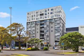 Putney Way Unit With Carpark - Must Sell!!
